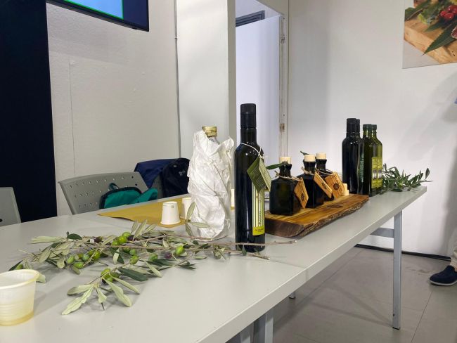Masterclass sull'olio d'oliva all'Autunno Pavese 2023: tavolo espositivo