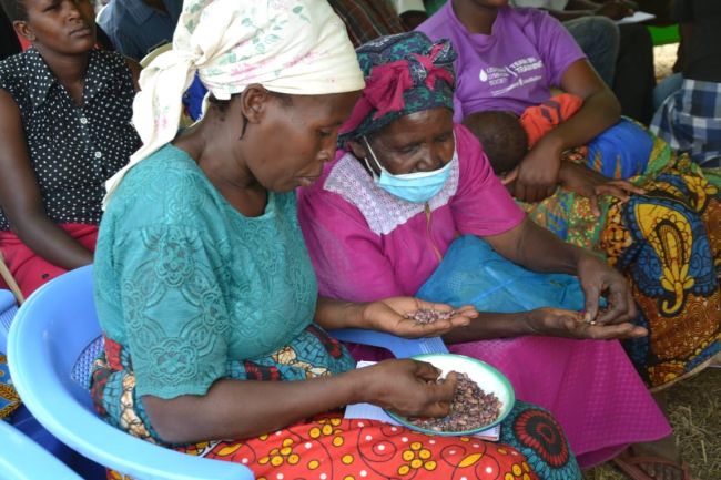 Due donne con semi, progetto COOPEN - Seed Conservation