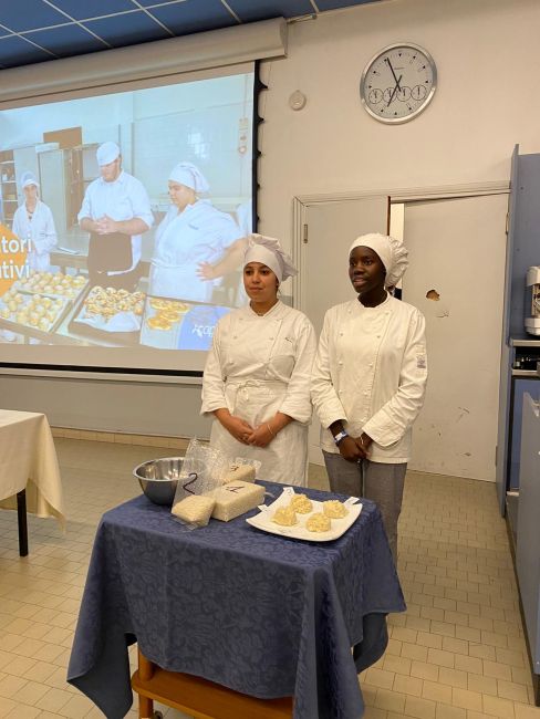 Due delle studentesse Apolf coinvolte nel team di cucina
