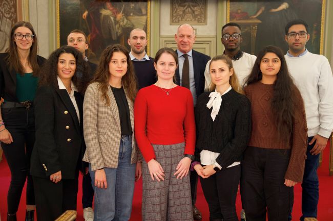 Un momento dell'incontro di presentazione delle borse di studio della Fondazione Dompé: gli studenti con il Presidente della Fondazione