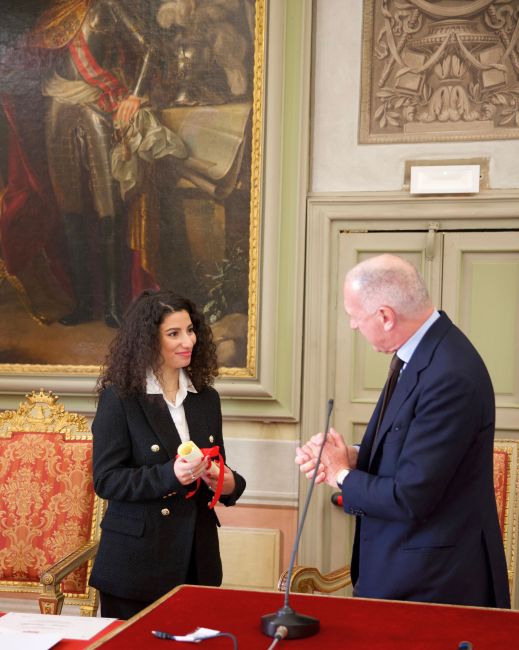 Consegna delle prima borsa di studio della Fondazione Dompé da parte del Presidente