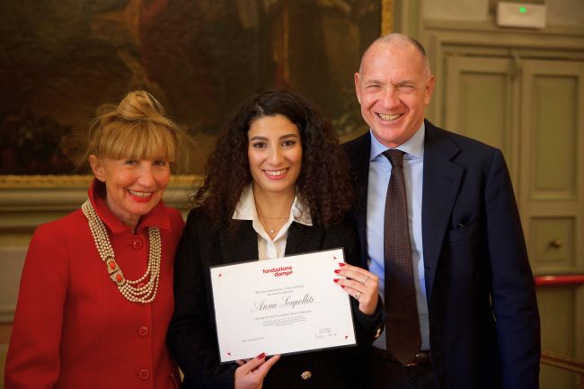 Il Presidente e la prof.ssa Crotti con la destinataria della prima borsa di studio