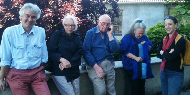 Al centro il prof. Angelo Stella con Fabio Pusterla e tutto il gruppo di Casa Corti a Pellio Intelvi, dimora estiva di Maria Corti (foto di Nicoletta Leone).