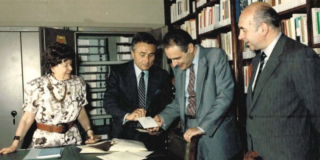 Angelo Stella con Maria Corti, Alberto Arbasino e Cesare Segre nella primissima sede del Centro manoscritti