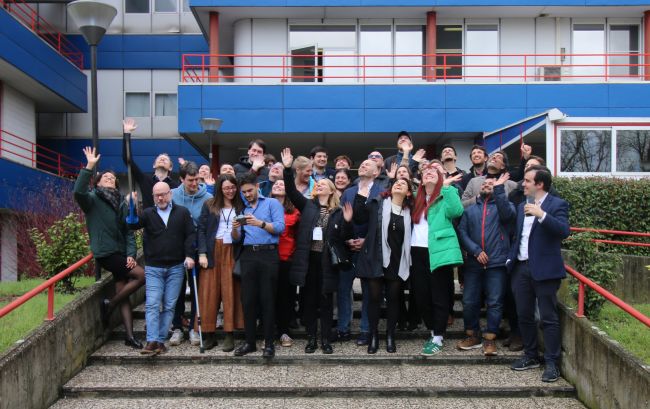 Foto di gruppo del team di lavoro del progetto RENergetic fuori dai palazzi della "Nave"
