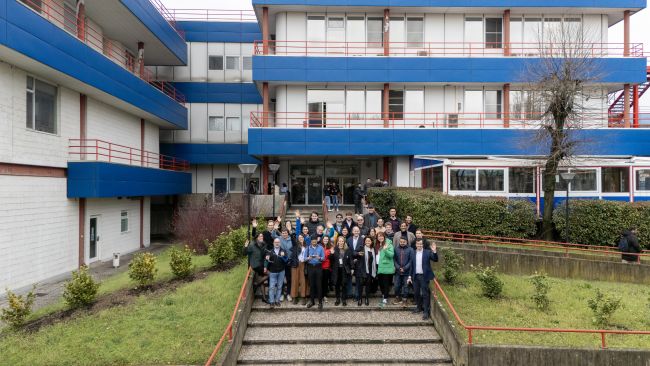 Foto di gruppo del team di lavoro del progetto RENergetic fuori dai palazzi della "Nave"