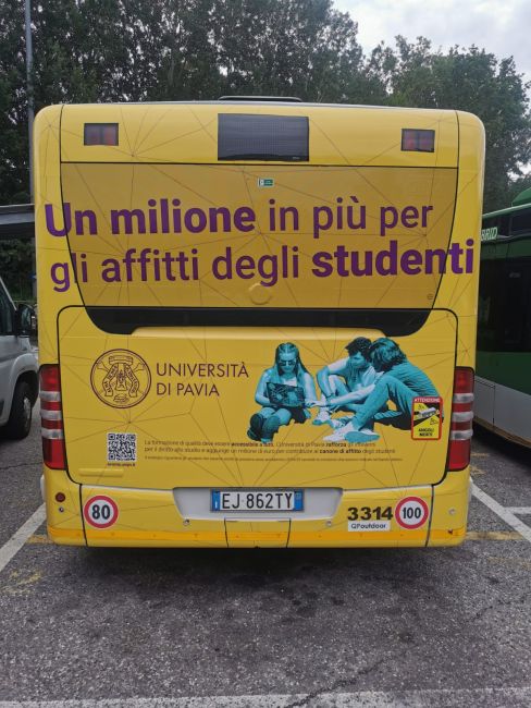 Autobus Autoguidovie con grafica UniPv sul retro