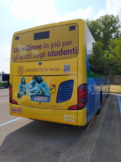 Autobus Autoguidovie con grafica UniPv sul retro