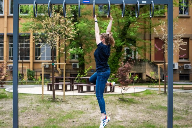 Una rappresentante del team del Laboratorio di Locomozione Umana durante l'attività fisica all'aperto