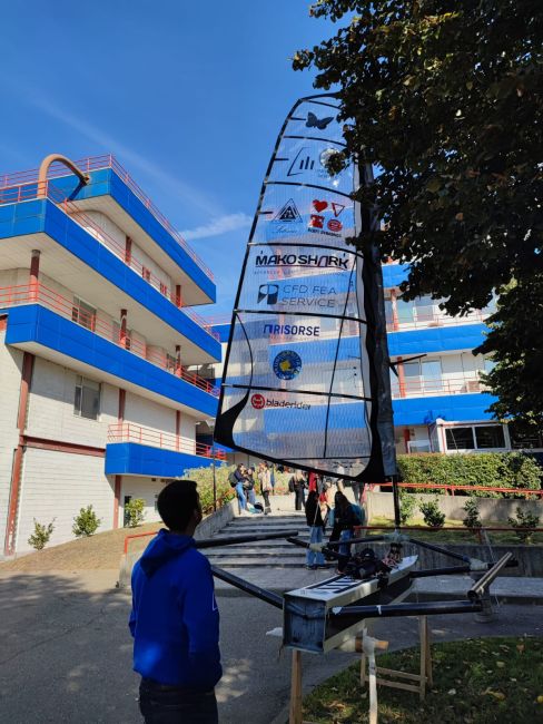 "Svelta" di fronte al Dipartimento di Ingegneria Industriale e dell'Informazione 