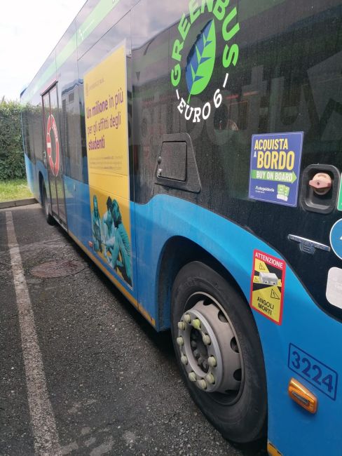 Autobus Autoguidovie con grafica UniPv sulla fiancata