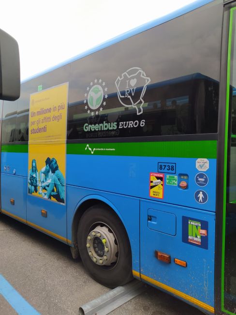 Autobus Autoguidovie con grafica UniPv sulla fiancata