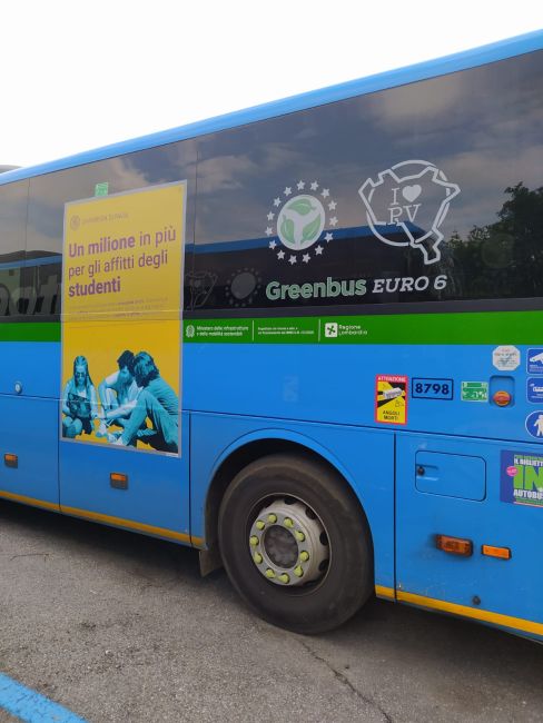 Autobus Autoguidovie con grafica UniPv sulla fiancata