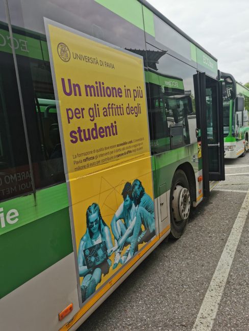 Autobus Autoguidovie con grafica UniPv sulla fiancata