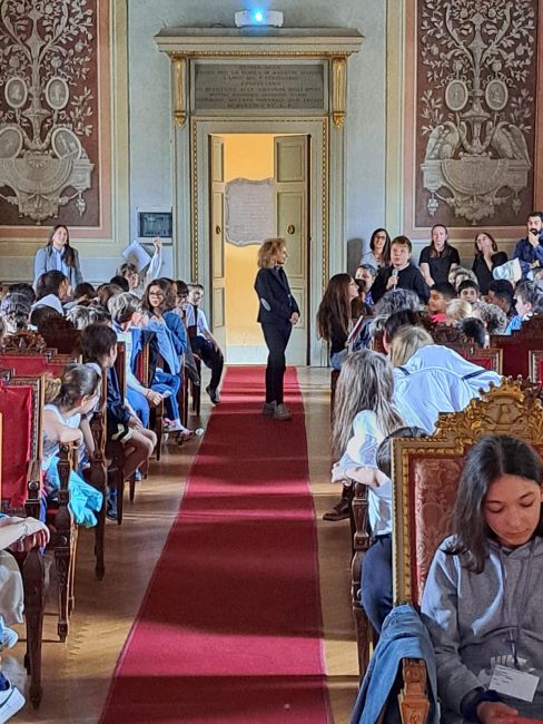 Gli alunni delle classi 5^ dell’Istituto Comprensivo di Via Scopoli assistono all'evento dedicato a Giovanni Falcone in Aula Foscolo