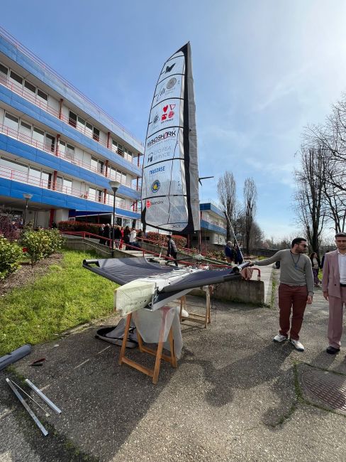 "Svelta" di fronte al Dipartimento di Ingegneria Industriale e dell'Informazione 