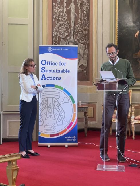 Il prof. Andrea Zatti introduce l'intervento di Laura Gobbi durante la presentazione del Report di Sostenibilità UniPv 2023.