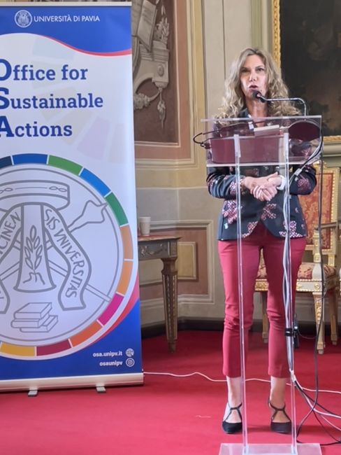 La prof.ssa Hellas Cena durante la presentazione del Report di Sostenibilità UniPv 2023.