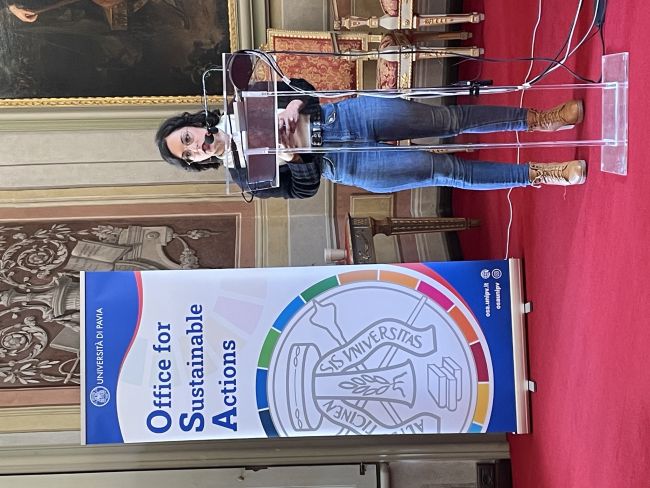 Eleonora Maria Faga, rappresentante degli studenti nel Gruppo di Lavoro OSA, durante la presentazione del Report di Sostenibilità UniPv 2023. 