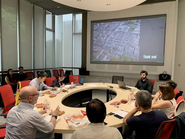Un momento della seduta di laurea che vede coinvolto lo studente italiano Vadim Pascaru.