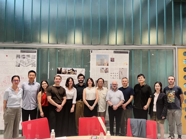 Foto di gruppo dei candidati e della commissione durante la seduta di laurea tenutasi il 21 giugno 2024 presso la Tongji University di Shanghai.