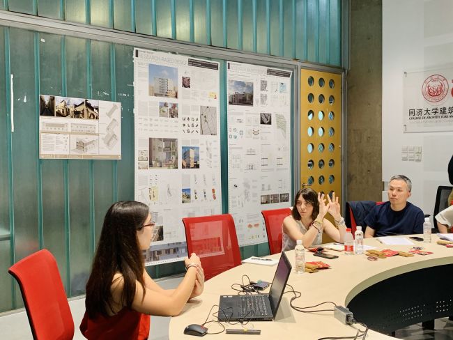 Un momento della seduta di laurea tenutasi il 21 giugno 2024 presso la Tongji University di Shanghai.