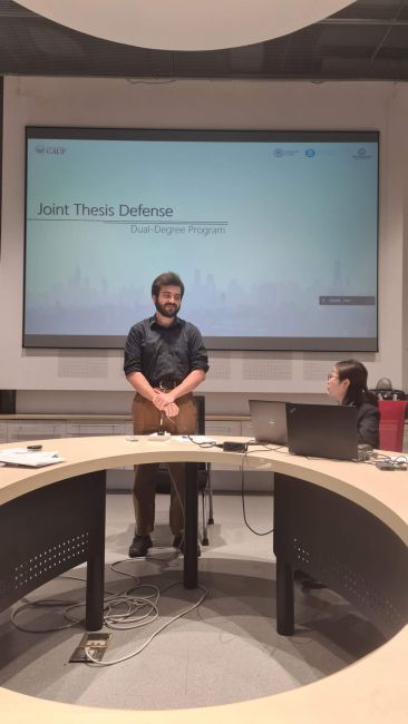 Vadim Pascaru presenta la sua tesi durante la seduta di laurea tenutasi il 21 giugno 2024 presso la Tongji University di Shanghai.