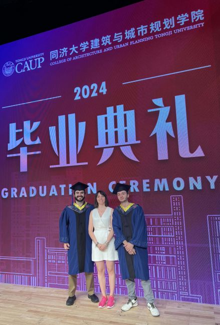 La Prof.ssa Caterina Pietra insieme agli studenti pavesi Vadim Pascaru e Giubilei Federico durante la Graduation Ceremony.