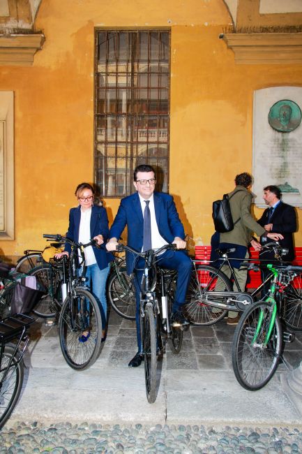 Il Magnifico Rettore all'UniPavia Bike Tour insieme a Laura Gobbi (Energy Manager UniPv)
