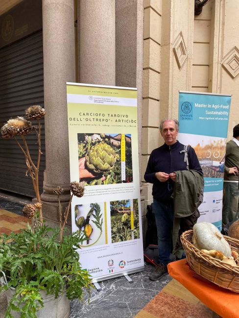 Prof. Graziano Rossi a uno degli stand della mostra mercato "Se mi mangi mi conservi"