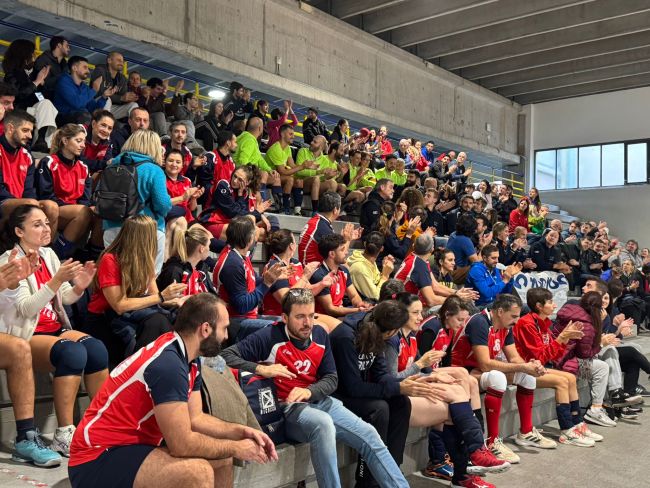 Gli atleti sugli spalti del PalaCUS