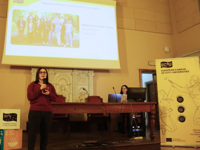 Lisa Schivalocchi durante l'evento EC2U del 19 dicembre 2024 in Aula Disegno