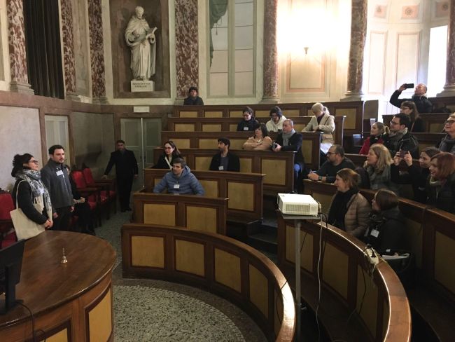 I partecipanti alla EC2U Staff Week visitano le aule storiche dell'Università di Pavia accompagnati dagli EC2U Ambassadors Alberto Spanò e Alessia Martinelli