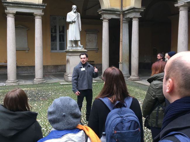 I partecipanti alla EC2U Staff Week visitano i cortili dell'Università di Pavia accompagnati dagli EC2U Ambassadors Alberto Spanò e Alessia Martinelli