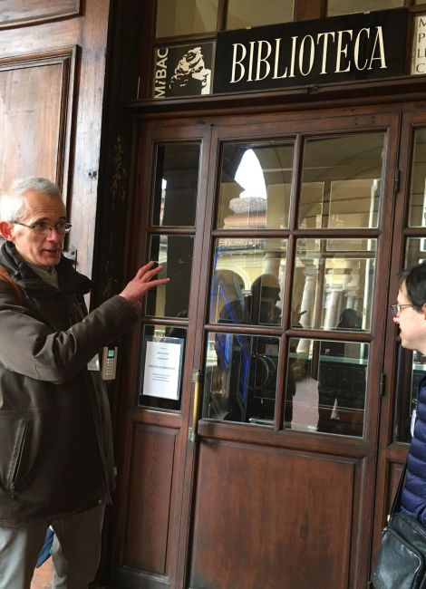 Il prof. Carretta davanti all'ingresso della Biblioteca Universitaria