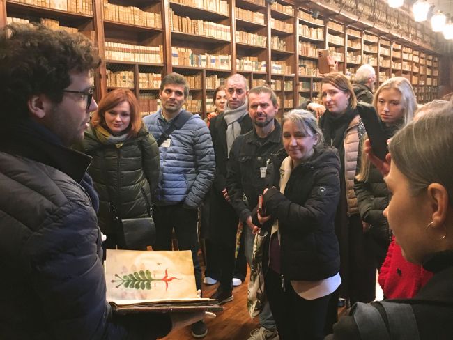 I partecipanti alla EC2U Staff Week visitano la Biblioteca Universitaria