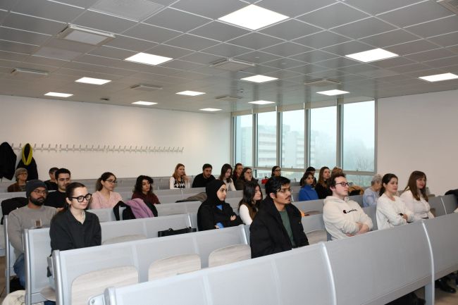 La platea durante la presentazione delle borse di studio della Fondazione Dompé