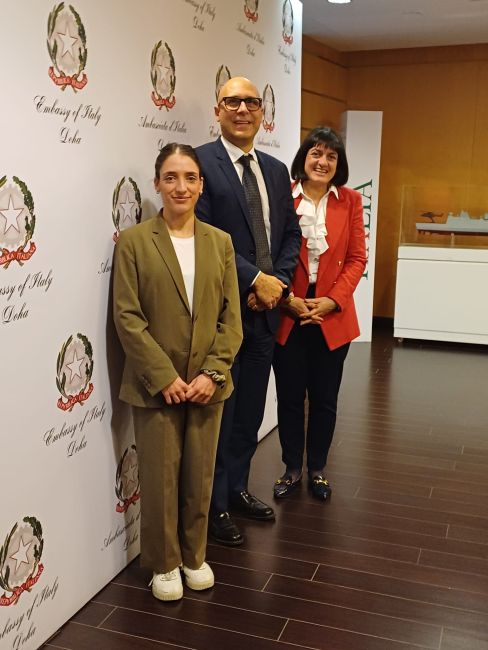 Elena Fontana ed Eleonora Lazzarin con l'Attachè Culturale Fabrizio Sapia presso l'Ambasciata italiana a Doha