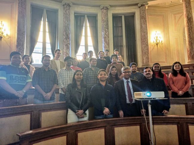 Gli studenti indiani con il Console Generale dell'India a Milano, Sig. Lavanya Kumar