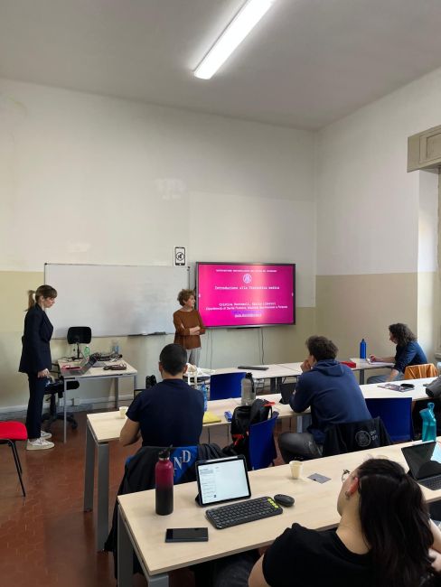 La Prof.ssa Cristina Montomoli e la Dott.ssa Giulia Liberali introducono l’utilizzo di software e metodi statistici