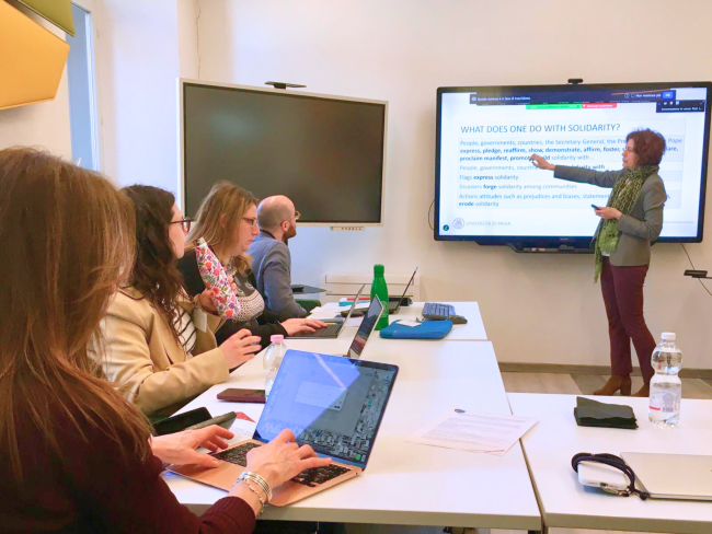 Il contributo di Elisabetta Jezek durante la conferenza "Debating International Solidarity" - Elisabetta Jezek's contribution during the conference "Debating International Solidarity"