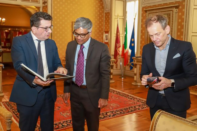 Il Rettore, Francesco Svelto, il Console Generale dell'India a Milano, Sig. Lavanya Kumar, e il Prof. Axel Berkofsky in Rettorato