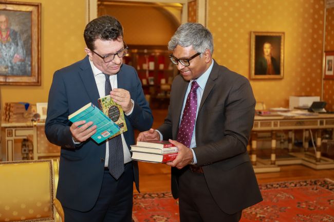 Il Rettore, Francesco Svelto, e il Console Generale dell'India a Milano, Sig. Lavanya Kumar, si scambiano dei libri in dono