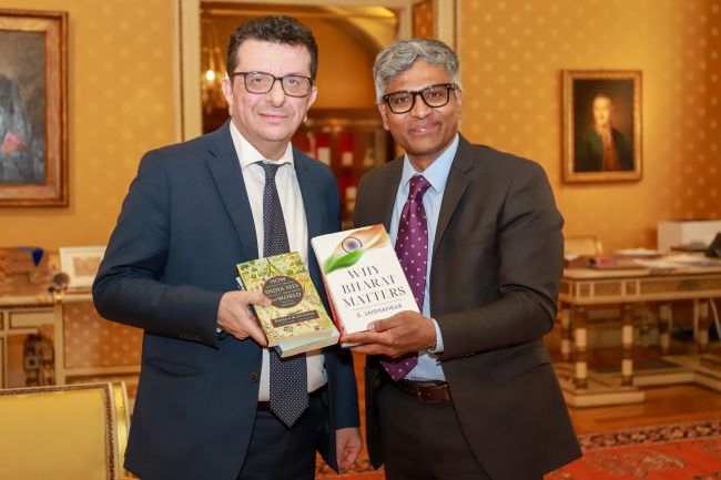 Il Rettore, Francesco Svelto, e il Console Generale dell'India a Milano, Sig. Lavanya Kumar, si scambiano dei libri in dono