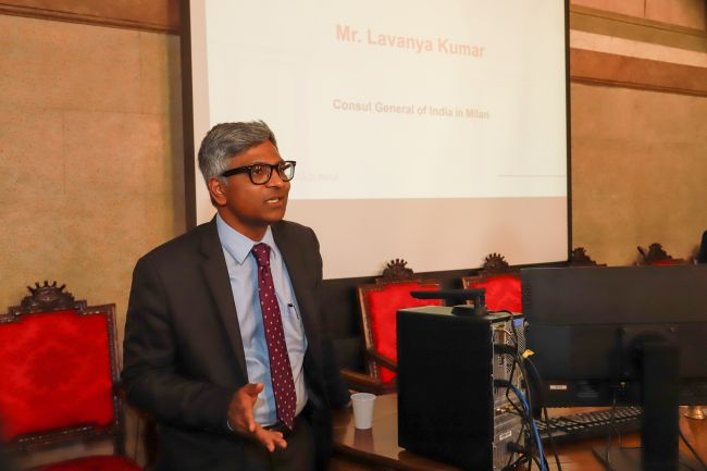 Il Console Generale dell'India a Milano, Sig. Lavanya Kumar, interviene durante l'incontro con gli studenti indiani