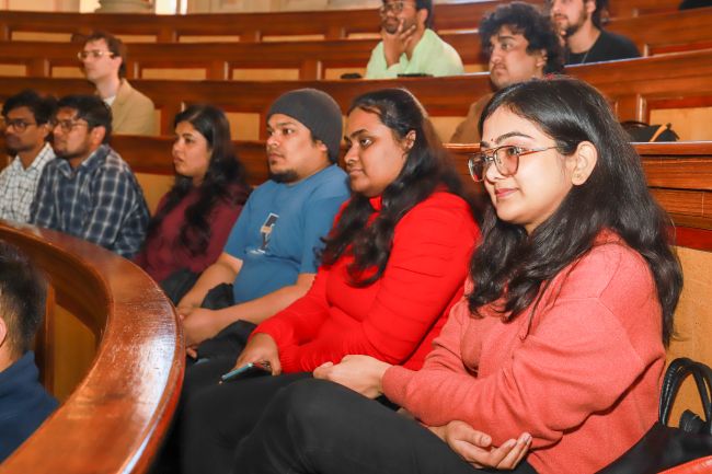 Alcuni degli studenti indiani presenti all'incontro con il Console Generale dell'India a Milano, Sig. Lavanya Kumar