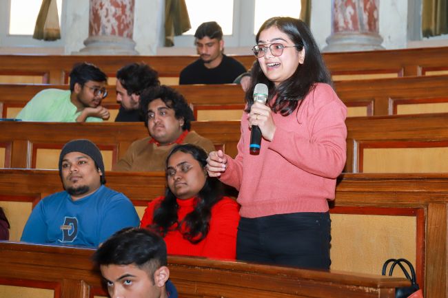Alcuni degli studenti indiani presenti all'incontro con il Console Generale dell'India a Milano, Sig. Lavanya Kumar