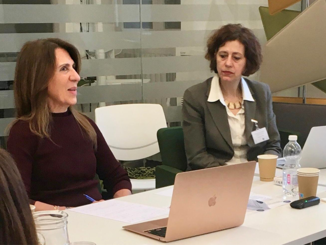 Ilaria Poggiolini ed Elisabetta Jezec discutono durante la conferenza "Debating International Solidarity" - Ilaria Poggiolini and Elisabetta Jezec discussing during the conference "Debating International Solidarity"