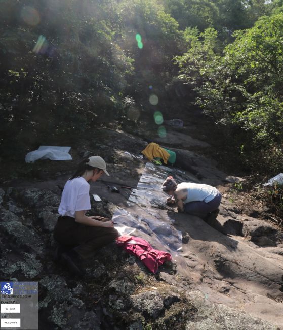 Studenti UniPv al lavoro sulle rocce incise del sito di Dos dell'Arca