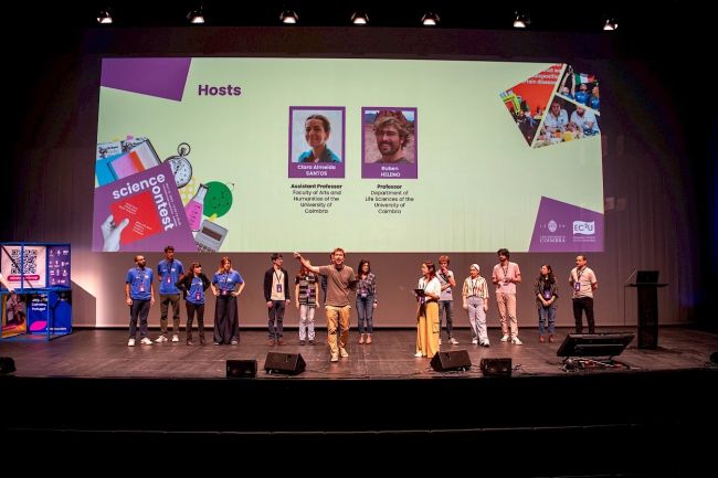 Science contest: a sinistra il team di ricercatori italiani, al centro la squadra portoghese e a destra quella di Poitiers